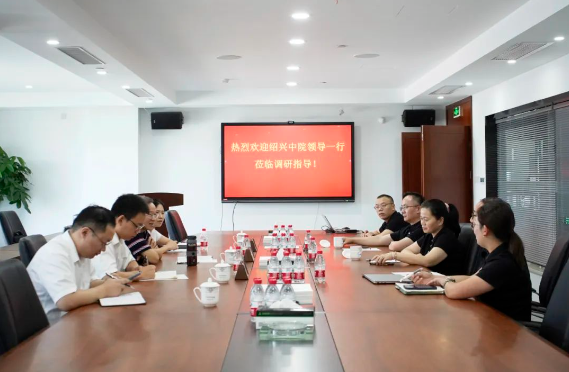 紹興市中級(jí)人民法院副院長(zhǎng)王惠中一行蒞臨三力士股份有限公司，就該公司的知識(shí)產(chǎn)權(quán)保護(hù)狀況展開調(diào)研。三力士股份有限公司董事長(zhǎng)吳瓊瑛，帶領(lǐng)著團(tuán)隊(duì)的成員，熱情接待了此次調(diào)研。