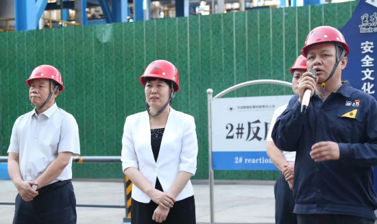 趙偉對崔市長一行的到訪表示了熱烈的歡迎，并向調(diào)研團隊詳細(xì)介紹了烏海黑貓的生產(chǎn)經(jīng)營情況。他表示，烏海黑貓將認(rèn)真貫徹崔市長提出的工作要求，確保企業(yè)今年的生產(chǎn)經(jīng)營目標(biāo)得以順利完成。