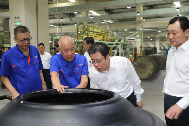 遼寧省副省長(zhǎng)姜有為一行蒞臨朝陽(yáng)市浪馬輪胎有限責(zé)任公司進(jìn)行調(diào)研指導(dǎo)工作。朝陽(yáng)浪馬輪胎有限責(zé)任公司董事長(zhǎng)李慶文、總經(jīng)理金永生接待并介紹相關(guān)情況。