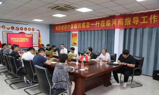 豫德隆表示，葛總此次蒞臨豫德隆集團，不僅為企業(yè)帶來了信心，更明確了未來的發(fā)展方向。他鼓勵與會者充分發(fā)揮各自的優(yōu)勢，調整產銷結構，優(yōu)化管理流程。豫德隆還強調，跟隨中策橡膠集團，將能夠在中國輪胎行業(yè)中始終走在前列，通過精耕細作、敬業(yè)精神以及團結合作，推動中策橡膠集團在河南地區(qū)的品牌持續(xù)壯大。