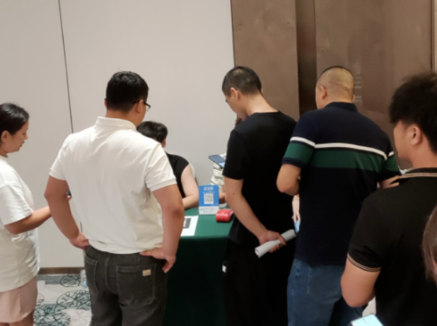 會議上，零售商紛紛表示對中策產(chǎn)品、哈爾濱祖茂以及市場充滿信心，他們的積極反應(yīng)充分展現(xiàn)了好運(yùn)輪胎的市場影響力。中策橡膠乘用車胎始終將產(chǎn)品創(chuàng)新作為核心，同時(shí)加強(qiáng)品牌建設(shè)、完善服務(wù)系統(tǒng)，為合作伙伴提供全面的支持。通過與合作伙伴緊密合作，公司將繼續(xù)引領(lǐng)行業(yè)創(chuàng)新，為中國汽車產(chǎn)業(yè)帶來更多的變革與發(fā)展。