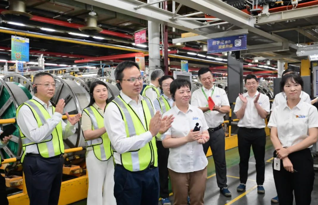 閔行區(qū)副區(qū)長(zhǎng)一行到米其林子午線輪胎改擴(kuò)建二期項(xiàng)目調(diào)研