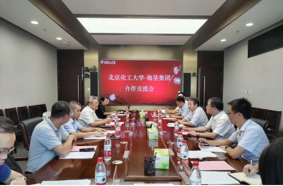 海南橡膠集團(tuán)總經(jīng)理、海南橡膠黨委書記艾軼倫率團(tuán)于8月15-16日前往北京先后與北京化工大學(xué)、北京橡膠工業(yè)研究設(shè)計(jì)院有限公司(簡(jiǎn)稱北橡院)舉行座談，圍繞人才引進(jìn)、人才培養(yǎng)、科研項(xiàng)目合作、產(chǎn)業(yè)轉(zhuǎn)型升級(jí)、參與天然橡膠產(chǎn)業(yè)創(chuàng)新聯(lián)盟等方面進(jìn)行深入交流，共謀合作新篇。