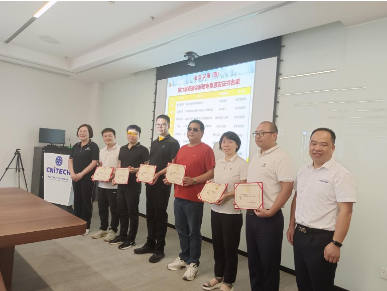 此次會(huì)議還邀請(qǐng)了新加入的專委會(huì)專家進(jìn)行自我介紹，新增專家來自科研單位、企業(yè)技術(shù)部門以及咨詢機(jī)構(gòu)。隨后，專家們就涂料行業(yè)集中度提升、國(guó)內(nèi)涂料市場(chǎng)競(jìng)爭(zhēng)激烈等問題展開討論，各自提出了寶貴的建議。據(jù)了解，專家們就如何推動(dòng)寧波市涂料與涂裝行業(yè)綠色健康發(fā)展等議題，提出了一系列具有建設(shè)性的意見，并表示將積極參與協(xié)會(huì)各項(xiàng)工作，為行業(yè)的可持續(xù)發(fā)展出謀劃策。