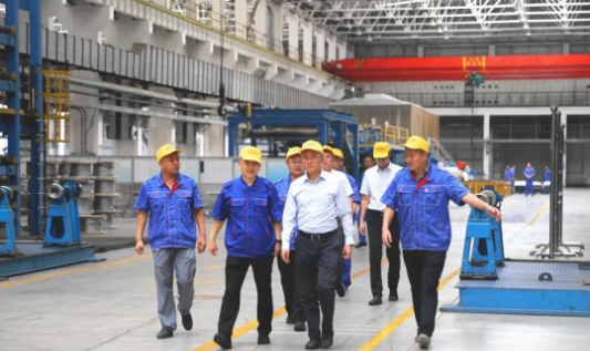 中國中化董事、總經(jīng)理、黨組副書記焦健于8月20日對(duì)青島橡六膠管有限公司進(jìn)行了深入調(diào)研，以了解其生產(chǎn)經(jīng)營狀況及未來發(fā)展戰(zhàn)略。焦健還在此次調(diào)研中察看了生產(chǎn)現(xiàn)場，并親切看望了一線干部和職工。