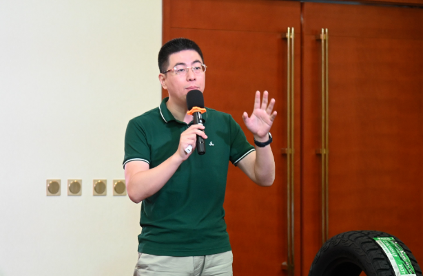 在會議現(xiàn)場，中策橡膠乘用車胎銷售部東北科科長王智學(xué)分享了中策所取得的成績和心得，同時對當(dāng)前市場環(huán)境進(jìn)行了深入分析，提出了新的工作思路。他強調(diào)，在當(dāng)前激烈的市場競爭下，創(chuàng)新是取勝的關(guān)鍵，只有緊跟市場需求變化，不斷推陳出新，才能在競爭中立于不敗之地。