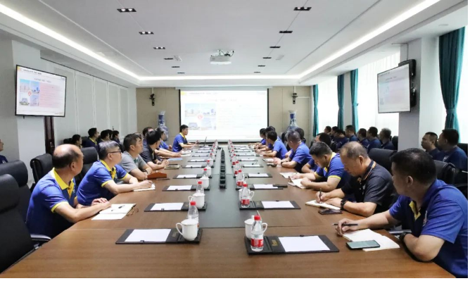 華盛橡膠集團(tuán)于8月27日在其技術(shù)研發(fā)中心舉行了2023年“質(zhì)量月”的啟動(dòng)會(huì)議。這次會(huì)議聚焦于質(zhì)量的重要性，旨在通過一系列活動(dòng)，夯實(shí)質(zhì)量基石，構(gòu)建質(zhì)量強(qiáng)企的目標(biāo)。出席會(huì)議的有華盛橡膠集團(tuán)高層領(lǐng)導(dǎo)趙瑞青總經(jīng)理、張玉亮副董事長、田永山副總經(jīng)理，以及各工廠主要負(fù)責(zé)人、研發(fā)中心部門主管等。