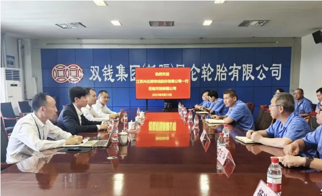 江蘇興達(dá)鋼簾線股份有限公司(簡稱江蘇興達(dá))副總經(jīng)理兼營銷中心總經(jīng)理劉濤率領(lǐng)團(tuán)隊(duì)于8月23日到雙錢集團(tuán)(新疆)昆侖有限公司(簡稱雙錢昆侖)開展調(diào)研交流。