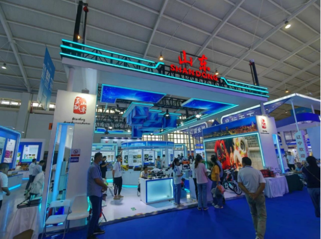 此外，本次博覽會(huì)為華盛橡膠提供了一個(gè)國際化的平臺，華盛橡膠現(xiàn)場業(yè)務(wù)人員充分利用這次難得的機(jī)遇向外推介，引來不少國內(nèi)外客商駐足考察和深度交流，對華盛橡膠旗下品牌、產(chǎn)品服務(wù)和企業(yè)實(shí)力有了更密切的了解。