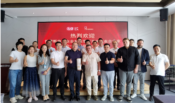 俄羅斯電纜企業(yè)和俄羅斯亞洲工業(yè)企業(yè)家聯(lián)合會代表一行，蒞臨廣東省電線電纜行業(yè)協(xié)會進行友好交流訪問。受到了協(xié)會執(zhí)行會長劉濤、副秘書長郭玉蓉，以及廣東省連接器協(xié)會秘書長梁宇彤的熱情歡迎。