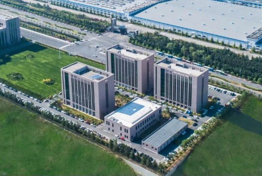 三角輪胎發(fā)布了2023年上半年的業(yè)績(jī)報(bào)告。數(shù)據(jù)顯示，上半年，三角輪胎實(shí)現(xiàn)了營(yíng)業(yè)收入達(dá)到51.9億元，同比增長(zhǎng)了21.5%;實(shí)現(xiàn)歸屬上市公司股東的凈利潤(rùn)6.1億元，同比增長(zhǎng)180%。