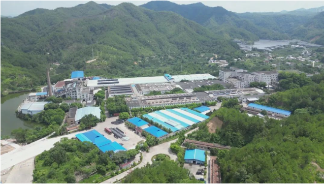 進(jìn)入在卡萊(梅州)橡膠制品有限公司的生產(chǎn)車間，機(jī)器的嗡嗡聲不斷響起，各類大型機(jī)械正在全力運(yùn)轉(zhuǎn)。車間內(nèi)成品輪胎堆積如山，令人矚目的是，這些輪胎中有98%都將出口至歐美地區(qū)。