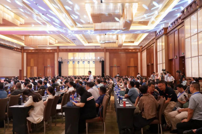 整個大會將持續(xù)至9月6日，同時，第十屆中國國際線纜及線材展覽會也在同期舉行，為行業(yè)內(nèi)人士提供了深入交流和展示的機會。本次活動的舉辦將進一步促進電線電纜行業(yè)的交流合作，推動行業(yè)的持續(xù)健康發(fā)展。