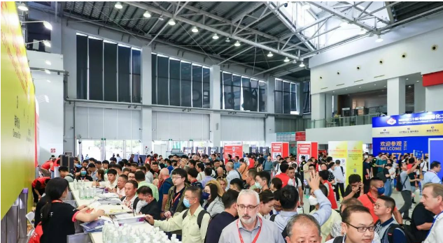 第二十一屆中國(guó)國(guó)際橡膠技術(shù)展覽會(huì)在上海新國(guó)際博覽中心N1-N4館，盛大開(kāi)幕。此次展會(huì)由中聯(lián)橡膠股份有限公司主辦，中國(guó)天然橡膠協(xié)會(huì)作為協(xié)辦單位，共同打造了一個(gè)橡膠行業(yè)的盛會(huì)。