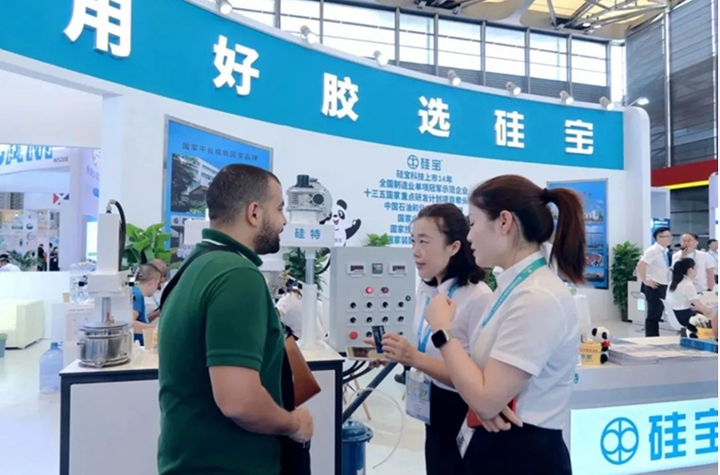 此外，硅寶科技還展示了硅烷偶聯(lián)劑和專業(yè)制膠設(shè)備，這些展品也受到了專業(yè)觀眾的熱切關(guān)注。展會現(xiàn)場，各業(yè)內(nèi)知名專家和領(lǐng)導(dǎo)紛紛蒞臨硅寶展臺慰問，并鼓勵硅寶繼續(xù)在有機(jī)硅密封膠行業(yè)中發(fā)揮引領(lǐng)作用。