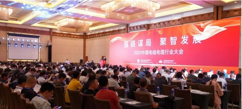 在大會上，萬馬股份代表團認(rèn)真聆聽了各方專家的報告分享，并積極參與了與行業(yè)同仁的深度交流。他們聚焦了解了線纜制造業(yè)的新趨勢和新格局，同時也掌握了行業(yè)內(nèi)最新的資訊和技術(shù)。