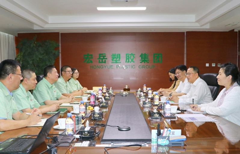 據(jù)了解，宏岳塑膠集團(tuán)成立于2001年，是一家集科研開(kāi)發(fā)、生產(chǎn)銷(xiāo)售為一體的大型環(huán)保塑膠管道企業(yè)。集團(tuán)總部位于秦皇島經(jīng)濟(jì)技術(shù)開(kāi)發(fā)區(qū)，擁有多個(gè)生產(chǎn)基地，總面積達(dá)300,000平方米，年生產(chǎn)能力達(dá)30萬(wàn)噸。他們提供廣泛的塑膠管道系統(tǒng)，包括公共建筑和民用建筑管道、市政管道、地面輻射采暖管道等。馬君董事長(zhǎng)感謝中國(guó)塑協(xié)長(zhǎng)期以來(lái)對(duì)宏岳集團(tuán)的支持，并分享了集團(tuán)的發(fā)展現(xiàn)狀，強(qiáng)調(diào)了集團(tuán)的初心和產(chǎn)品系統(tǒng)的不斷完善。