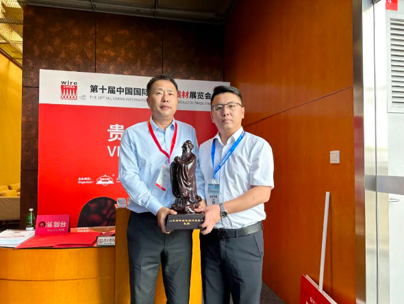 這次交流活動首先于9月4日在上海新國際博覽中心展館1號入口廳貴賓廳展開，協(xié)會代表與上海電纜研究所有限公司高層領導進行座談交流。上纜所執(zhí)行董事、總經理及黨委副書記江斌，向與會代表詳細介紹了上纜所的行業(yè)背景、發(fā)展歷程、組織架構、科研核心以及國家重點實驗室等方面的信息。隨后，與會企業(yè)代表圍繞科技創(chuàng)新和成果轉化等議題展開深入交流。