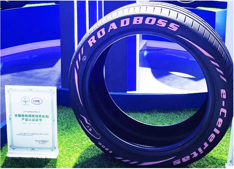 此外，炫彩定制系列輪胎也成為了觀眾關(guān)注的焦點(diǎn)。這一系列輪胎充分滿足了用戶個(gè)性化需求，采用領(lǐng)先全球的配方工藝和制造技術(shù)，為每一程旅途增添了安全和多彩的元素