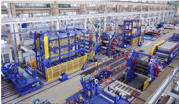 近日，大連重工裝備集團(tuán)有限公司旗下的大連橡膠塑料機(jī)械有限公司(大橡塑)宣布，他們?yōu)槟持攸c(diǎn)輸送帶企業(yè)研制的新型橡膠四輥壓延帶生產(chǎn)線(xiàn)通過(guò)出廠鑒定。