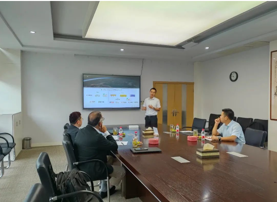 新加坡TNE公司總經(jīng)理Rajesh及銷售經(jīng)理Kevin到訪四川路易投資管理有限公司。路易投資副總經(jīng)理肖剛、倍途國(guó)際貿(mào)易有限公司總經(jīng)理徐晨熱情接待。這次會(huì)面的焦點(diǎn)集中在路易投資旗下自有品牌“倍途輪胎”在亞洲和迪拜等地區(qū)的代理合作事宜上，為未來(lái)的合作搭建了堅(jiān)實(shí)的基礎(chǔ)。