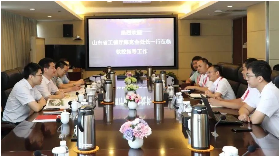 山東省工業(yè)和信息化廳軟件與信息服務(wù)業(yè)處處長(zhǎng)陳克全一行來(lái)到軟控股份，深入研究橡膠輪胎行業(yè)工業(yè)軟件的研發(fā)、應(yīng)用和推廣情況。軟控股份公司副總裁向坤宏熱情接待了到訪領(lǐng)導(dǎo)。