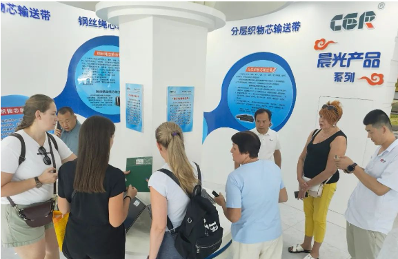 山東晨光膠帶有限公司迎來(lái)了一場(chǎng)具有重要意義的國(guó)際合作交流。來(lái)自俄羅斯、印度和南非等多個(gè)國(guó)家的客戶(hù)蒞臨晨光膠帶工廠(chǎng)，共同探討合作前景。