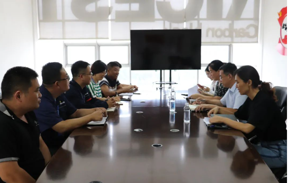 墾利區(qū)商務(wù)局黨組成員、副局長楊立海、區(qū)商務(wù)公共服務(wù)中心主任王真一行于9月11日下午赴耐斯特炭黑公司展開調(diào)研工作。勝坨化工產(chǎn)業(yè)發(fā)展服務(wù)中心副主任張鵬、炭黑公司副總經(jīng)理、綜合管理部經(jīng)理許娜、外貿(mào)處主管巴朋飛等陪同調(diào)研。