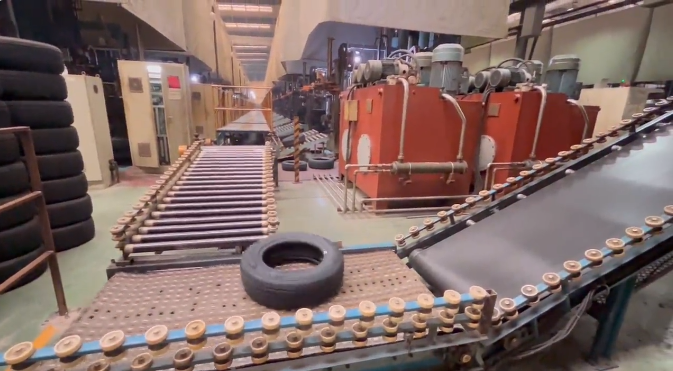 安徽吉馳輪胎股份有限公司車間里機(jī)器轟鳴，車間內(nèi)工人們有條不紊地進(jìn)行著生產(chǎn)作業(yè)。這家輪胎企業(yè)正在全力以赴趕制9月份的生產(chǎn)訂單，月產(chǎn)能已經(jīng)提高到60萬條左右。