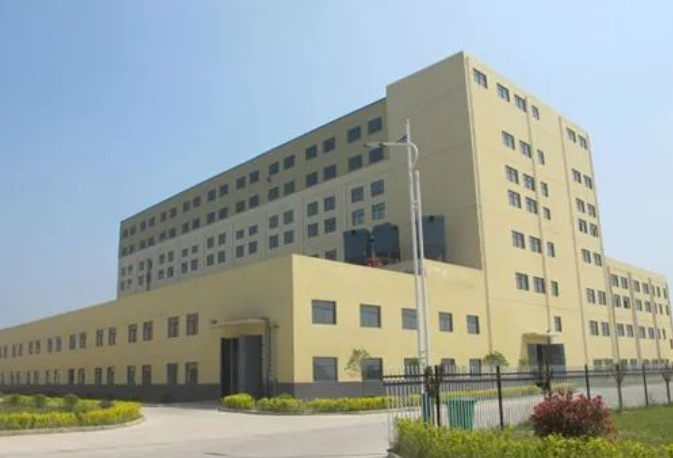 吉馳輪胎成立于2011年，總部位于中國(guó)安徽蚌埠懷遠(yuǎn)經(jīng)濟(jì)開發(fā)區(qū)，占地1000畝。公司專注于高性能半鋼子午線輪胎的研發(fā)、生產(chǎn)和銷售，項(xiàng)目總投資30億元，設(shè)計(jì)產(chǎn)能1200萬套。公司擁有國(guó)內(nèi)外一流的研發(fā)、生產(chǎn)、檢測(cè)設(shè)備，所有主要設(shè)備均來自歐盟、日本等國(guó)的進(jìn)口。