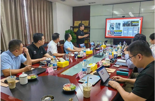 會議伊始，就利得系服務商上半年銷售復盤總結(jié)，從批發(fā)渠道、零售渠道、定價策略和品牌運營等多個角度進行了深入分析。利得系目前在發(fā)展中面臨一些挑戰(zhàn)和難題，雙方進行了原因分析，并共同探討了解決問題的策略和措施。