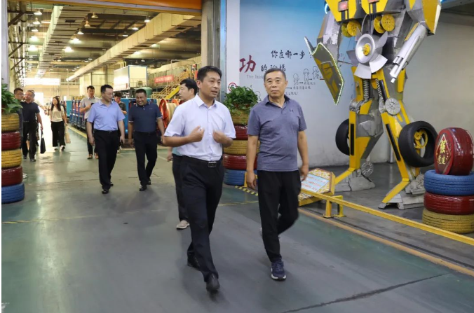此外，調(diào)研組還深入到豐源輪胎公司的生產(chǎn)現(xiàn)場，親自查看了公司的生產(chǎn)經(jīng)營情況，從實地了解公司的運營情況。