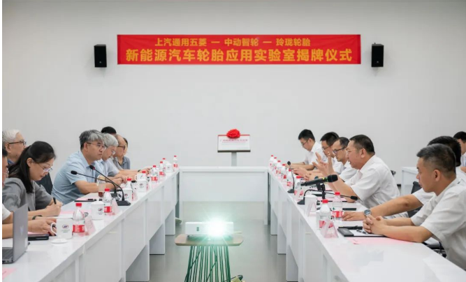 與上汽通用五菱密切合作的合作伙伴之一，玲瓏輪胎也在汽車產(chǎn)業(yè)中扮演著重要的角色。他們多年來一直致力于提高零部件的質(zhì)量，以滿足客戶對高品質(zhì)和高性能輪胎的需求。這些努力得到了全球60多家汽車廠的認(rèn)可，使其成為中國輪胎行業(yè)的佼佼者。