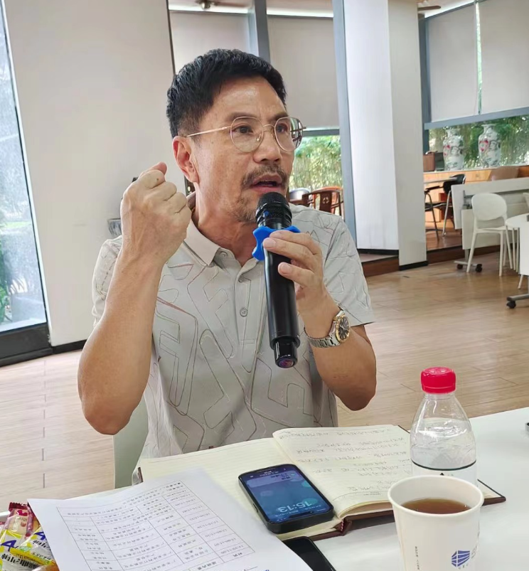 廣東省涂料行業(yè)數(shù)字化產(chǎn)業(yè)聯(lián)盟理事長李昌環(huán)在會上致辭，他強(qiáng)調(diào)了聯(lián)盟的重要性，表示聯(lián)盟需要通過數(shù)字化合作實(shí)現(xiàn)更大的化學(xué)反應(yīng)。他指出，數(shù)字化轉(zhuǎn)型是一項(xiàng)復(fù)雜的工程，需要找準(zhǔn)方向，而聯(lián)盟的存在正是為了凝聚行業(yè)力量，成為廣東涂料行業(yè)數(shù)字化轉(zhuǎn)型的標(biāo)桿。他呼吁政和工程和其他聯(lián)盟企業(yè)共同努力，為廣東省的涂料行業(yè)數(shù)字化轉(zhuǎn)型貢獻(xiàn)力量，提升轉(zhuǎn)型速度。