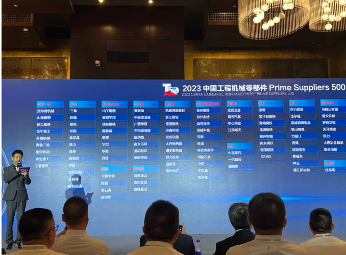 這一榮譽(yù)不僅見(jiàn)證了三角輪胎的實(shí)力，更凝結(jié)了他們對(duì)未來(lái)的承諾。三角輪胎將繼續(xù)致力于研發(fā)、制造和服務(wù)的創(chuàng)新，提升供應(yīng)鏈管理水平，為工程機(jī)械行業(yè)提供更多高品質(zhì)的解決方案。他們的成功也代表著中國(guó)工程機(jī)械行業(yè)在追求卓越和高質(zhì)量發(fā)展方面的堅(jiān)定決心。