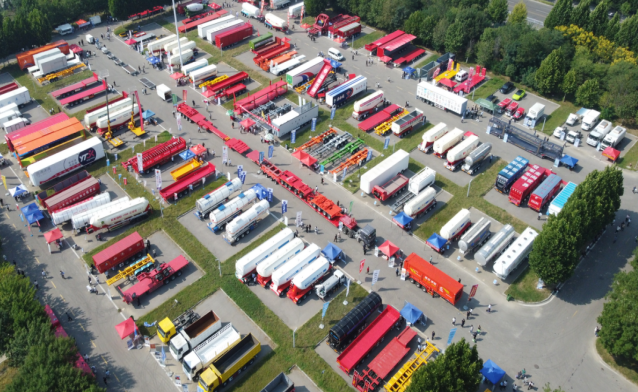 本屆展會以“樹品牌、鑄品質(zhì)、謀轉(zhuǎn)型”為主題，總共占地10萬平方米，其中整車展示占6萬平方米，零部件展區(qū)占4萬平方米。展會設(shè)有12個不同的展區(qū)，共有320輛整車參展，零配件展位更是多達(dá)700余個。開幕式后，與會人員紛紛前往專用汽車展示區(qū)、零部件展示區(qū)等參觀。據(jù)了解，本屆展會除了專用汽車展覽會開幕式之外，還有招才引智暨科技創(chuàng)新成果推介、新產(chǎn)品推介等7項(xiàng)重大活動，吸引了來自國內(nèi)外的500多家企業(yè)踴躍參展，為專用汽車行業(yè)的發(fā)展注入了新活力。