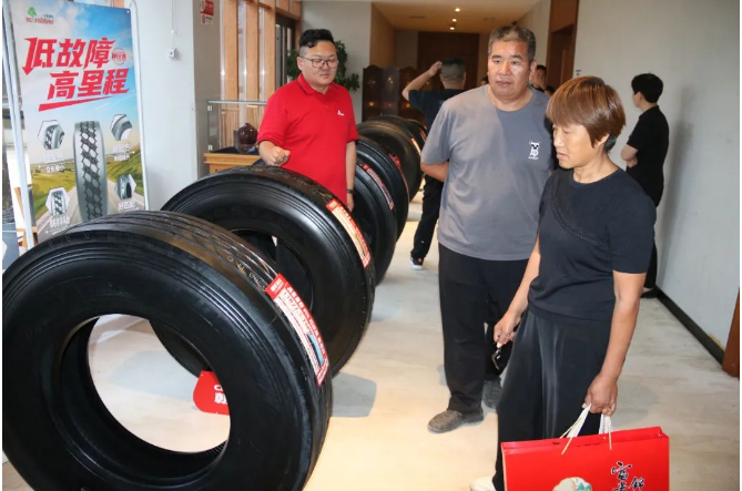 中策橡膠集團(tuán)河南大區(qū)經(jīng)理姚雄隆重介紹了備受矚目的朝陽(yáng)俠系列產(chǎn)品，深入解析了其技術(shù)特點(diǎn)和市場(chǎng)前景。與此同時(shí)，豫德隆商貿(mào)公司銷售經(jīng)理王九輝也認(rèn)真講解了智慧系統(tǒng)，并通過(guò)成功案例進(jìn)行了深入分析，強(qiáng)調(diào)了產(chǎn)品和技術(shù)的高質(zhì)量發(fā)展對(duì)合作伙伴的賦能。