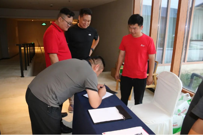 會(huì)議還舉行了促銷講解，政策優(yōu)惠措施引發(fā)了與會(huì)者的濃厚興趣，許多人紛紛下單購(gòu)買(mǎi)朝陽(yáng)輪胎的產(chǎn)品。這進(jìn)一步證明了朝陽(yáng)輪胎以其過(guò)硬的產(chǎn)品實(shí)力，贏得了眾多消費(fèi)者的信任和青睞，市場(chǎng)反饋也非常積極。