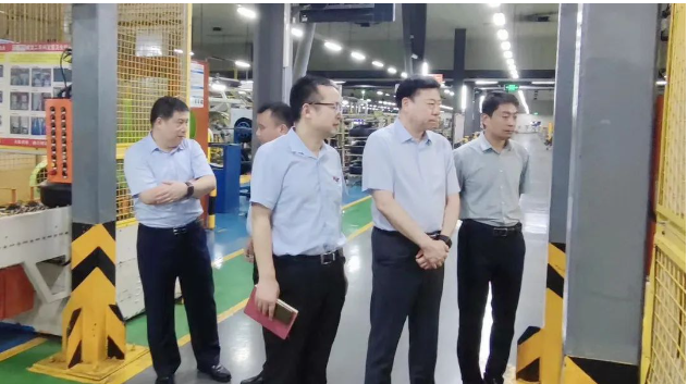 侯宇剛還深入?yún)⒂^了萬力輪胎公司的生產(chǎn)車間，詳細(xì)了解了設(shè)備運(yùn)行、質(zhì)量控制、工藝工序、科技研發(fā)和物流運(yùn)輸?shù)确矫娴那闆r。這一行動(dòng)有望為兩家企業(yè)未來的合作提供更多有力支持。