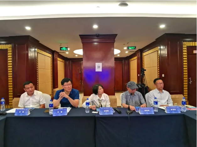 據(jù)了解，此次沙龍活動(dòng)旨在為線纜行業(yè)提供一個(gè)交流平臺(tái)，共同探討行業(yè)發(fā)展的現(xiàn)狀和未來(lái)趨勢(shì)。