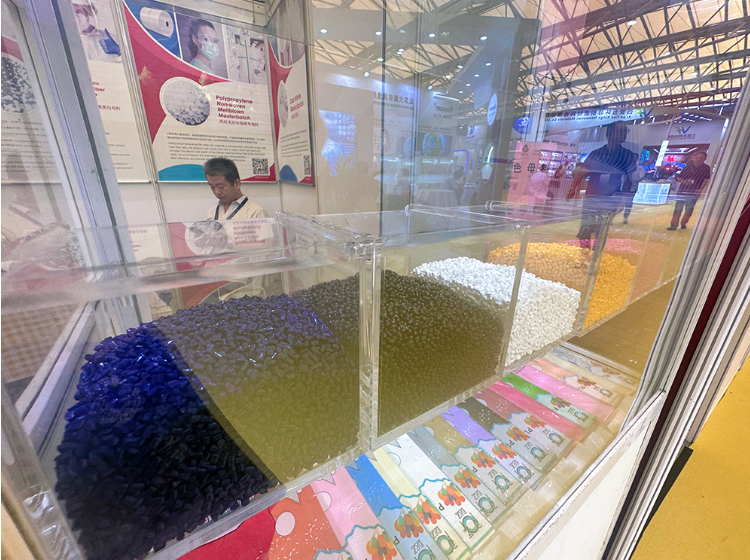 普萊克紅梅的參展工作人員以高效、精細的專屬服務深度助推商貿合作，現(xiàn)場與新、老客戶展開深入的技術探討、產品交流。這種積極的互動促使展會成為商業(yè)合作的理想平臺。