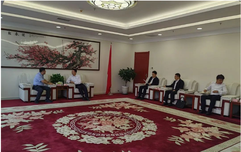 陜西延長石油西北橡膠有限責任公司總經理張航偉率領團隊，前往彬州市考察高端能源化工園區(qū)項目的建設情況。