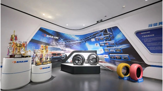 據(jù)了解，此次活動是首屆報業(yè)傳媒元宇宙應用大會的一部分，旨在調研并推動高質量發(fā)展。賽輪集團近年來在橡膠輪胎領域取得了令人矚目的成就，包括世界首創(chuàng)的液體黃金輪胎、全球最大的63吋巨型工程子午胎，以及全球首個橡膠工業(yè)互聯(lián)網(wǎng)平臺“橡鏈云”。