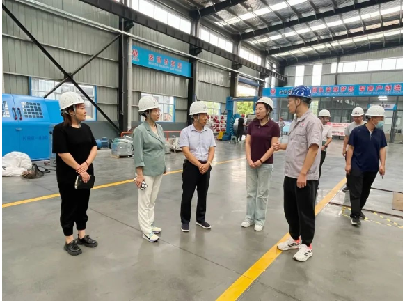 焦作市政府高層代表團(tuán)于9月20日蒞臨河南華東電纜股份有限公司，對(duì)其二期重點(diǎn)項(xiàng)目建設(shè)情況進(jìn)行了深入調(diào)研。本次代表團(tuán)成員包括焦作市人大財(cái)經(jīng)委主任畢明奇、市發(fā)改委副主任景國(guó)紅等，與之同行的還有修武縣發(fā)改委副主任付英祖、經(jīng)開(kāi)區(qū)黨工委委員、科技和人力資源局局長(zhǎng)王愛(ài)萍等政府官員。華東電纜外聯(lián)副總青炎飛陪同進(jìn)行了調(diào)研。