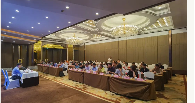 據(jù)了解，會議強調(diào)了下半年的工作重點，要適應(yīng)時代發(fā)展新要求，緊密圍繞行業(yè)和企業(yè)的需求，提供全新的服務(wù)，并繼續(xù)規(guī)范協(xié)會的自身建設(shè)。同時，要認(rèn)真貫徹執(zhí)行《行業(yè)自律公約》，積極為推動上海涂料染料行業(yè)的創(chuàng)新驅(qū)動、轉(zhuǎn)型升級以及安全綠色發(fā)展作出更大貢獻。協(xié)會理事們表示，將積極行動，為行業(yè)的未來發(fā)展不懈努力。