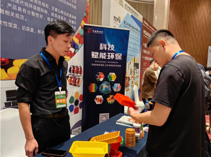 作為熱成型產(chǎn)業(yè)鏈原料供應(yīng)環(huán)節(jié)的重要一員，上海羽迪新材料科技有限公司再次積極參與了此次大會，為業(yè)界展示了其最新產(chǎn)品和技術(shù)。羽迪一直致力于色母粒的生產(chǎn)，這是熱成型產(chǎn)品色彩豐富的關(guān)鍵元素之一。在展示環(huán)節(jié)，羽迪的展臺前絡(luò)繹不絕的客戶表現(xiàn)出極大的興趣，對羽迪展出的多種產(chǎn)品表達(dá)了濃厚的興趣。