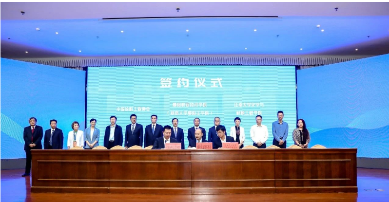 第二組為濮陽(yáng)職業(yè)技術(shù)學(xué)院黨委委員、工會(huì)主席楊世宇分別與中國(guó)涂料工業(yè)協(xié)會(huì)秘書(shū)長(zhǎng)劉杰、江南大學(xué)化學(xué)與材料工程學(xué)院院長(zhǎng)劉仁簽訂戰(zhàn)略合作框架協(xié)議，旨在共同進(jìn)行人才培養(yǎng)、共建科研平臺(tái)、聯(lián)合開(kāi)展技術(shù)創(chuàng)新攻關(guān)等多方面合作。