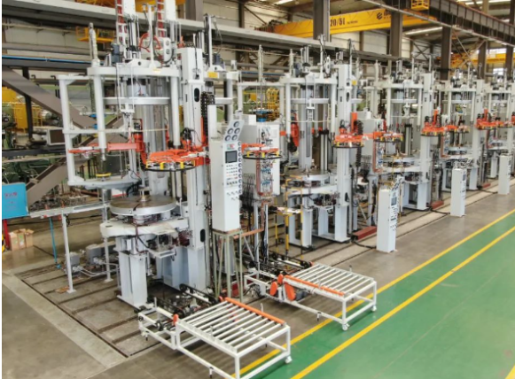 益陽益神橡膠機械有限公司(簡稱益神公司)與國內一家知名輪胎企業(yè)簽署了一份令人矚目的合同，訂單總額超過2億元，涉及到100多臺全新65英寸機液混合硫化機。這一突破性合作旨在推動中國橡膠機械行業(yè)的創(chuàng)新升級。