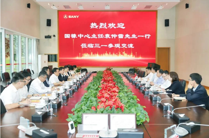 國橡中心主任、賽輪集團名譽董事長袁仲雪于9月26日到三一集團進行訪問，與三一集團黨委書記、輪值董事長、三一重工董事長向文波進行了深入交流。