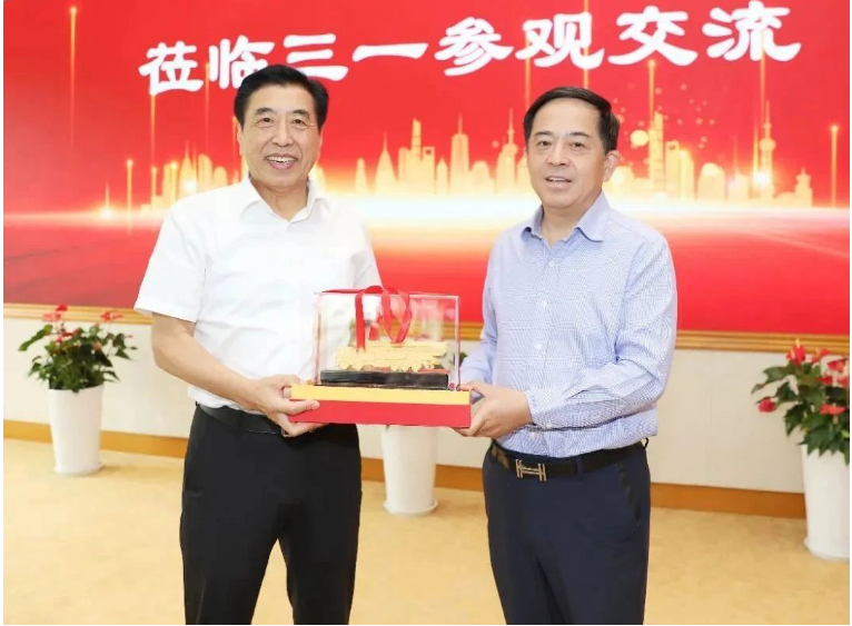 向文波對袁仲雪一行的到訪表示熱烈歡迎，并向他們介紹了三一集團的整體情況以及雙方合作的歷史和成果。他表示，作為各自領(lǐng)域的領(lǐng)軍企業(yè)，三一集團愿意與賽輪集團在輪胎、橡膠零部件等領(lǐng)域進一步加強合作，共同致力于提升產(chǎn)業(yè)競爭力，實現(xiàn)做強做優(yōu)做大的目標。